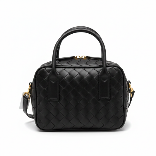 Borsa intrecciata nera sfondo bianco
