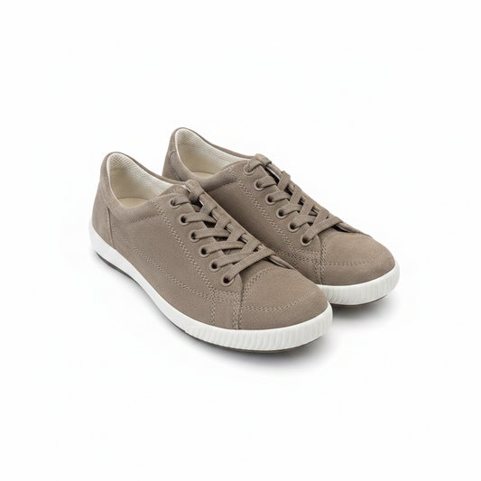 Coppia scarpe sfondo bianco