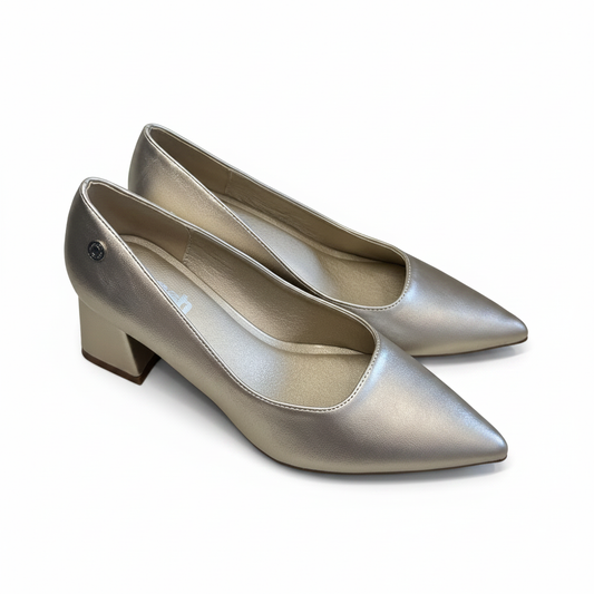 Décolleté champagne tacco block coppia sfondo bianco