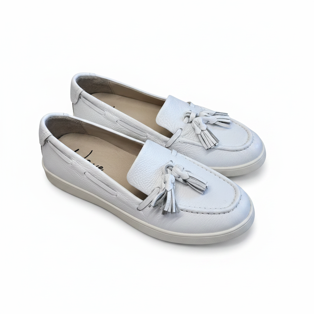 Mocassino bianco nappa nappine coppia sfondo bianco