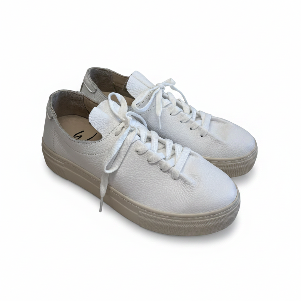 Sneaker bianca pelle coppia sfondo bianco