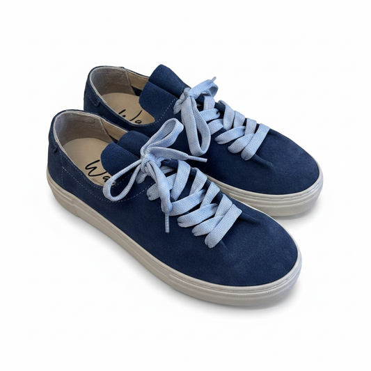 Sneaker navy suede coppia sfondo bianco