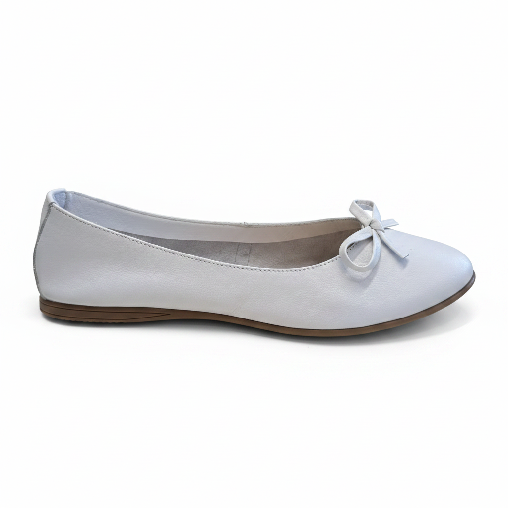 Ballerina bianca fiocco laterale sfondo bianco