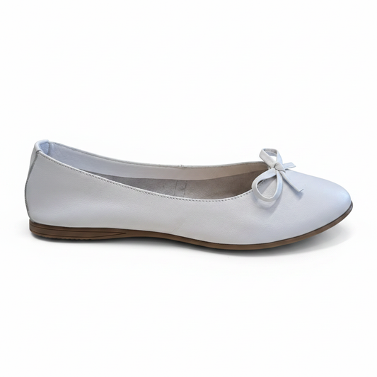 Ballerina bianca fiocco laterale sfondo bianco