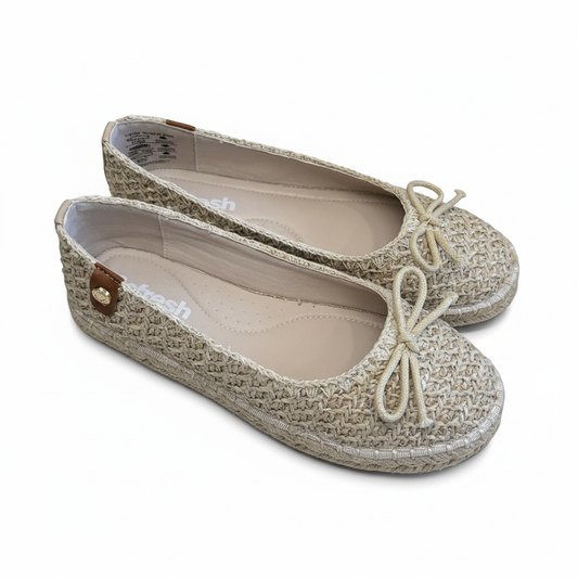 Ballerina rafia panna coppia sfondo bianco