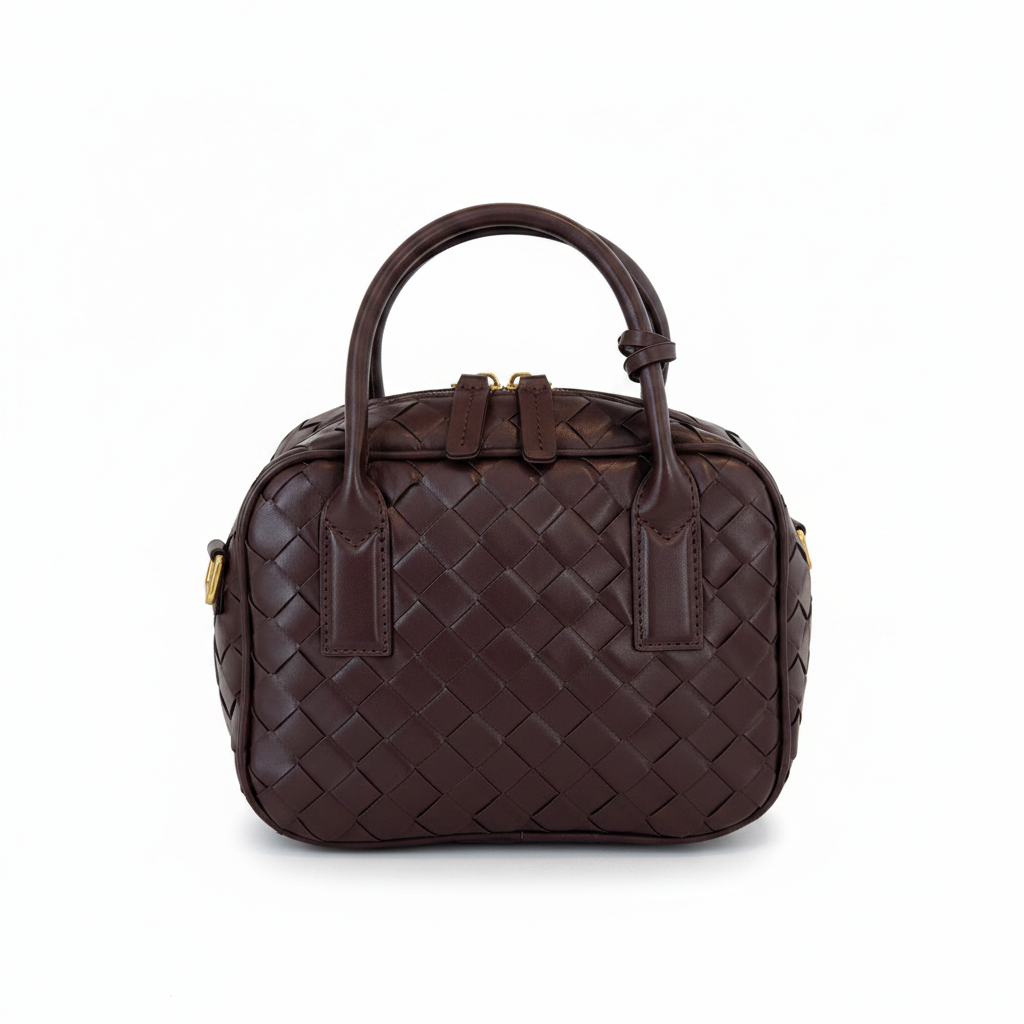 Borsa intrecciata bordeaux sfondo bianco