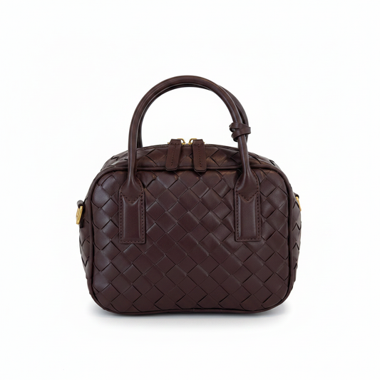 Borsa intrecciata bordeaux sfondo bianco