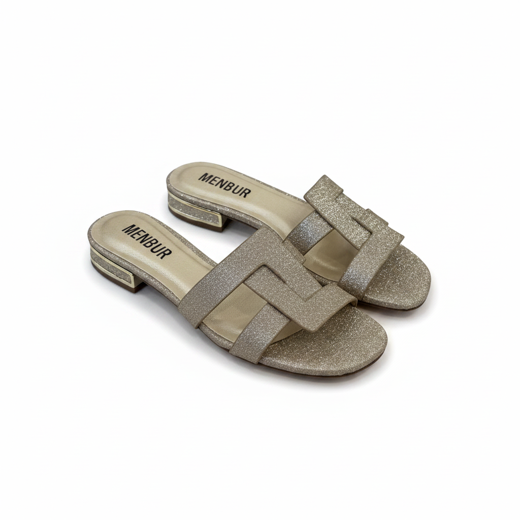 Ciabatte oro glitter coppia sfondo bianco