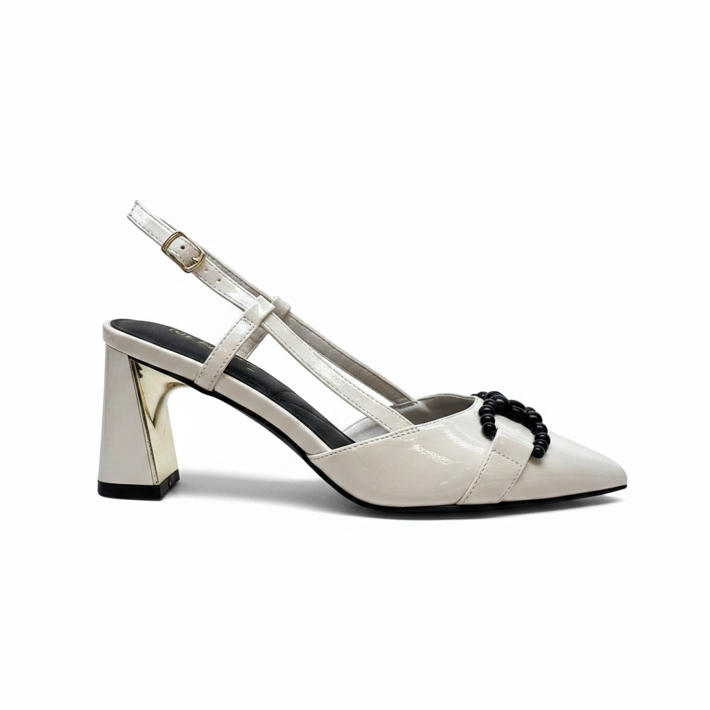 Décolleté panna tacco singola sfondo bianco