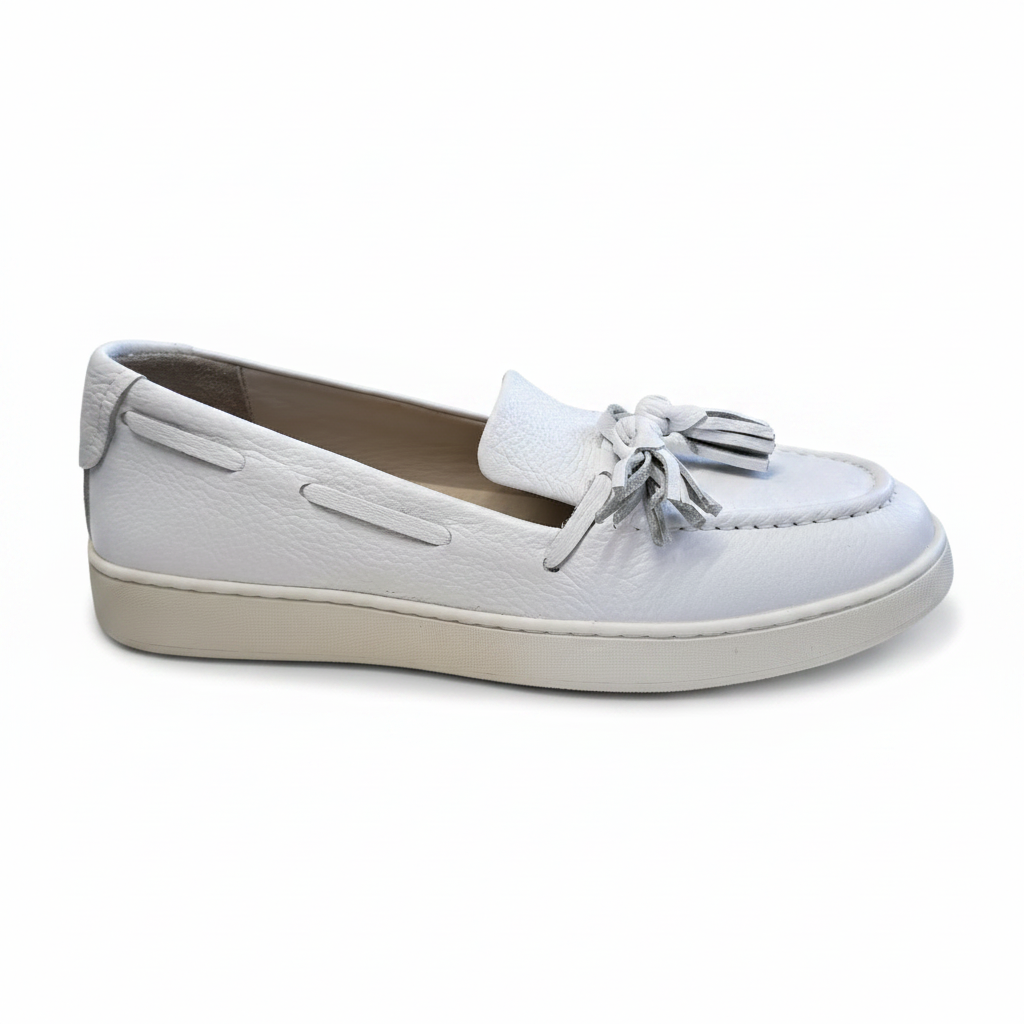 Mocassino bianco nappa nappine laterale sfondo bianco