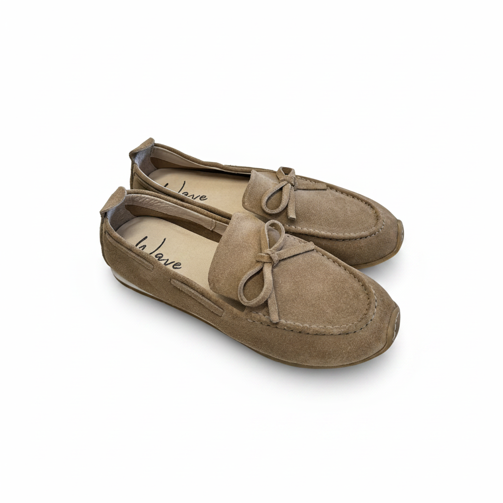 Mocassino guida taupe suede coppia sfondo bianco