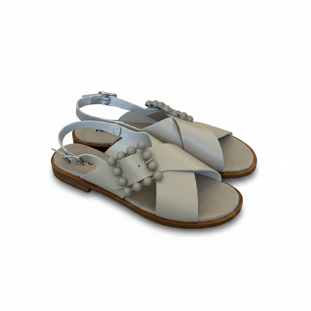 Sandali beige sfere coppia sfondo bianco