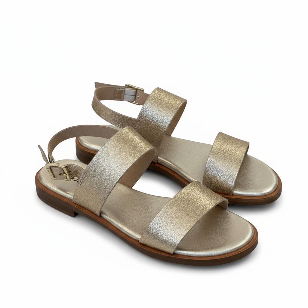 Sandali oro coppia sfondo bianco