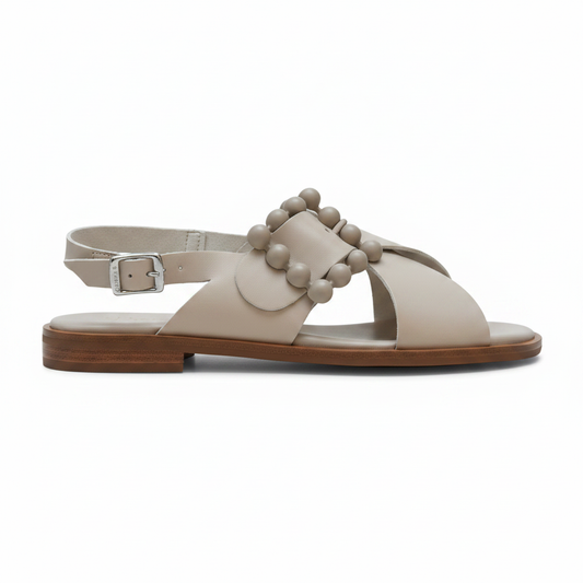 Sandalo beige sfere singolo sfondo bianco