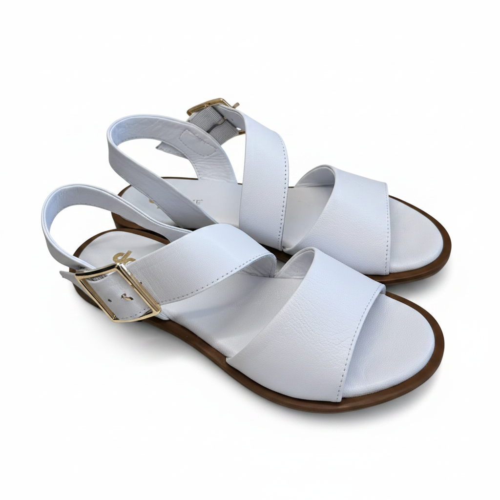 Sandalo bianco fibbia oro piatto coppia sfondo bianco