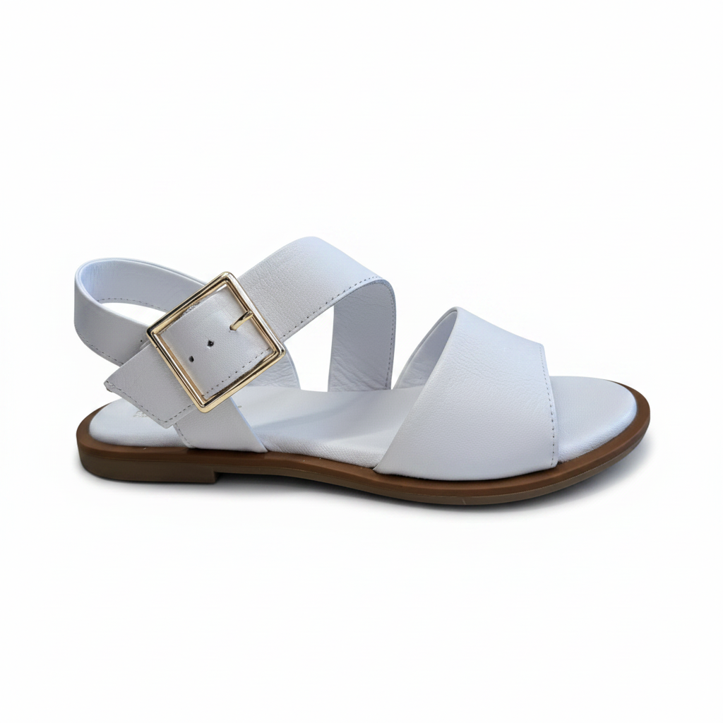 Sandalo bianco fibbia oro piatto laterale sfondo bianco