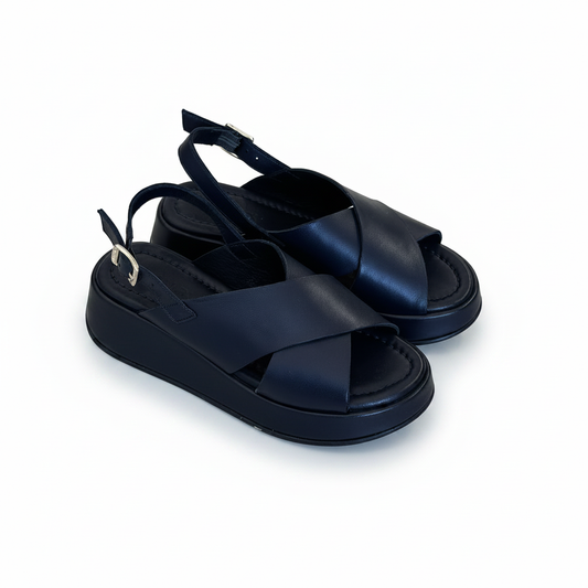 Sandalo blu navy fasce incrociate coppia sfondo bianco