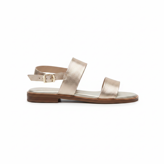 Sandalo oro singolo sfondo bianco