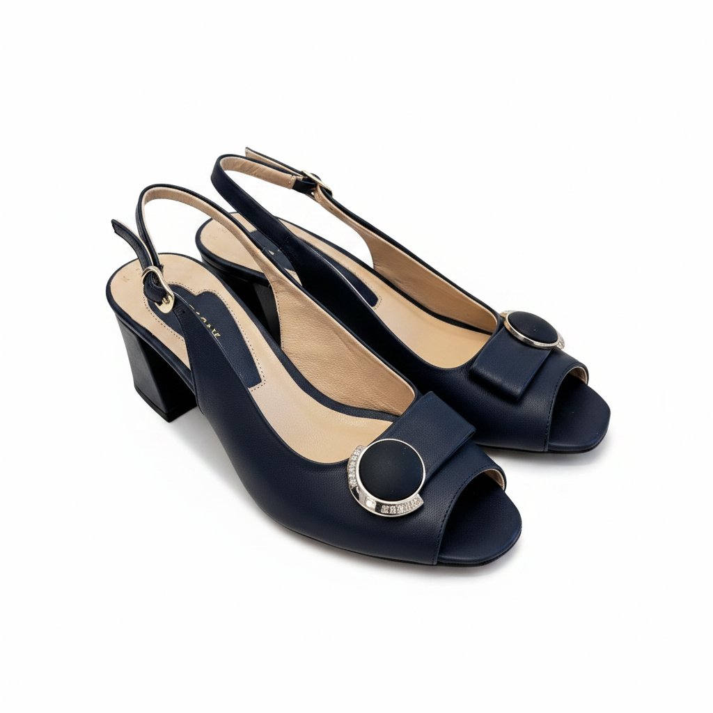Slingback blu navy peep toe tacco block coppia sfondo bianco