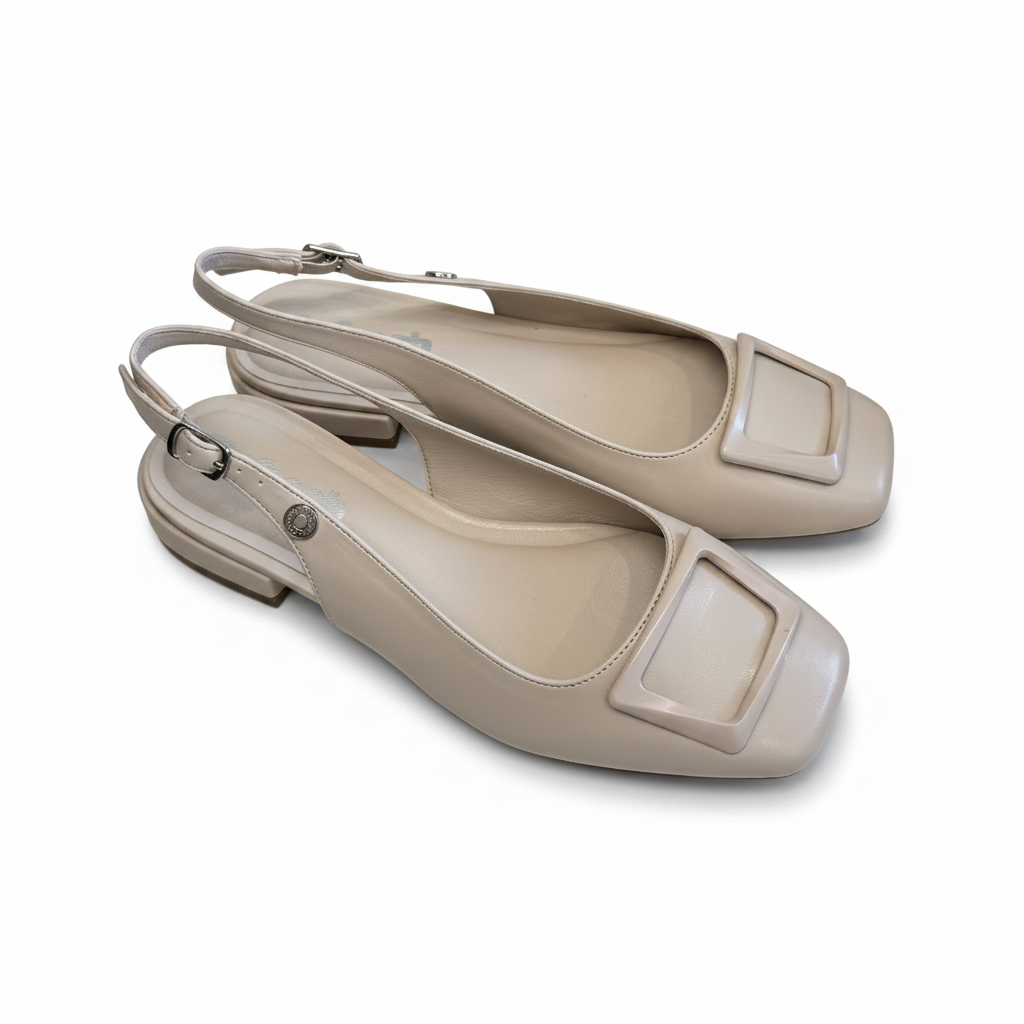 Slingback nude fibbia quadrata coppia sfondo bianco