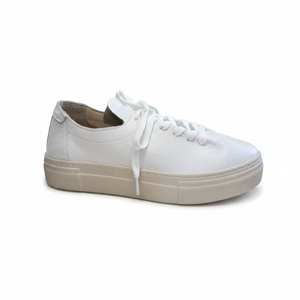 Sneaker bianca pelle laterale sfondo bianco