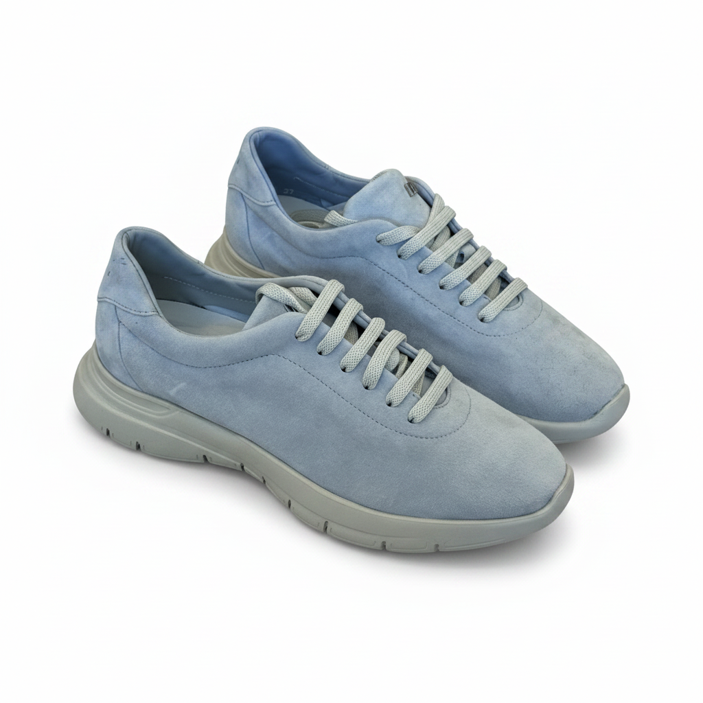 Sneaker celeste coppia sfondo bianco