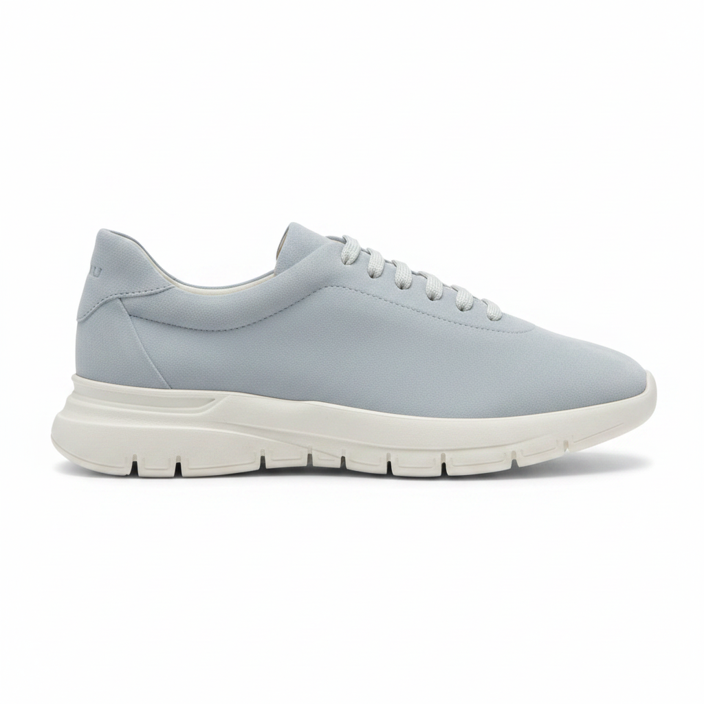 Sneaker celeste singola sfondo bianco