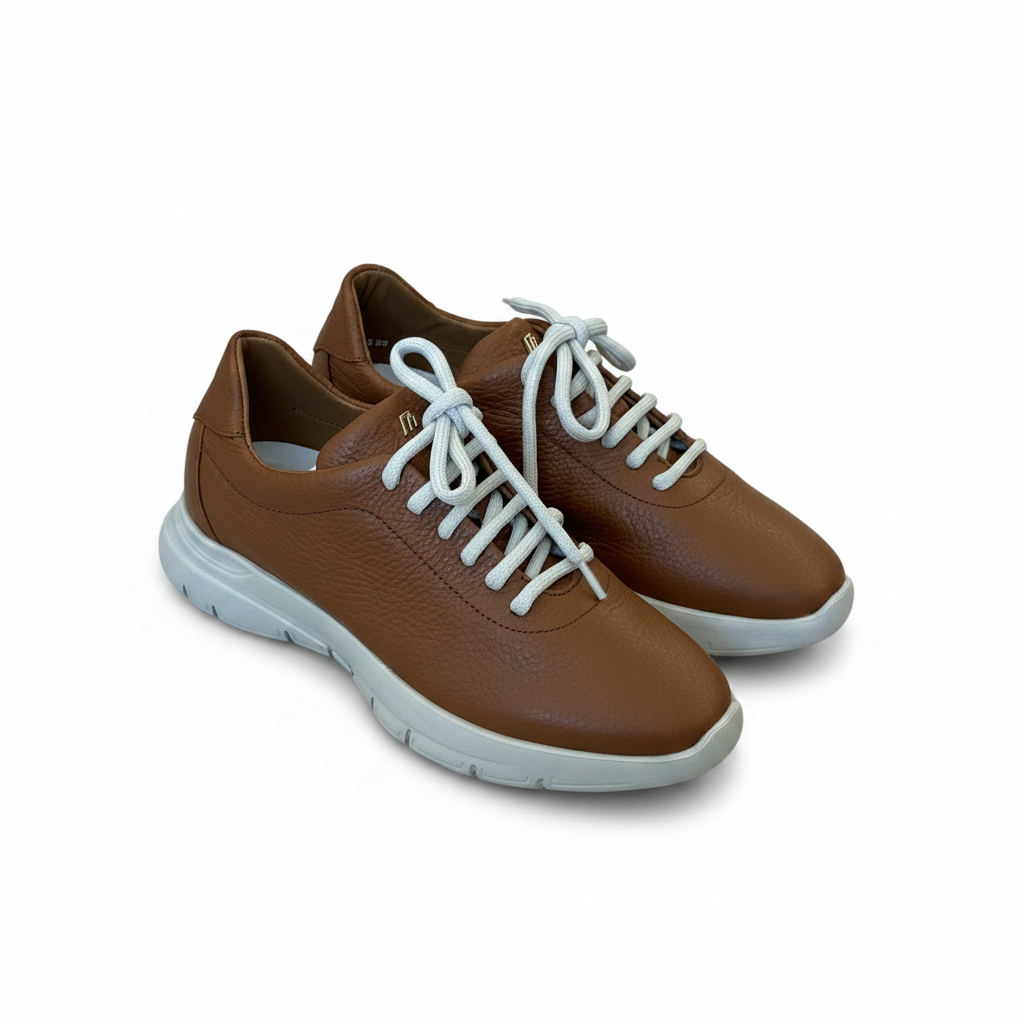 Sneaker cuoio coppia sfondo bianco