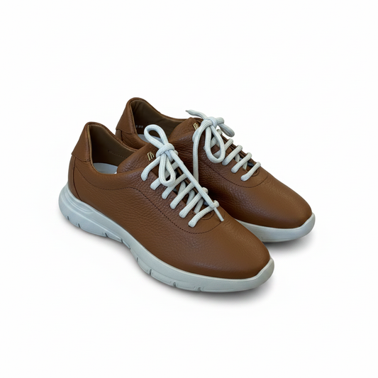Sneaker cuoio coppia sfondo bianco
