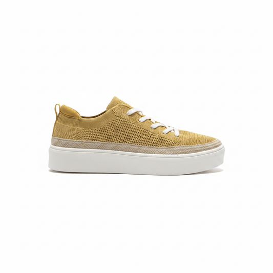 Sneaker gialla singola sfondo bianco