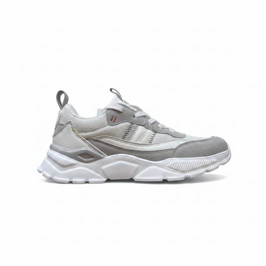 Sneaker singola sfondo bianco