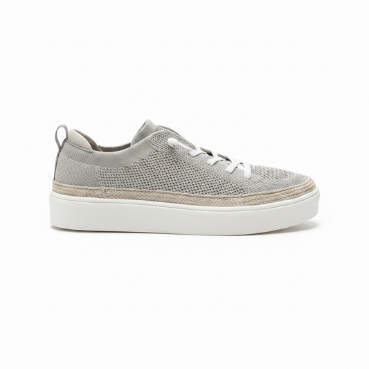Sneaker singola sfondo bianco