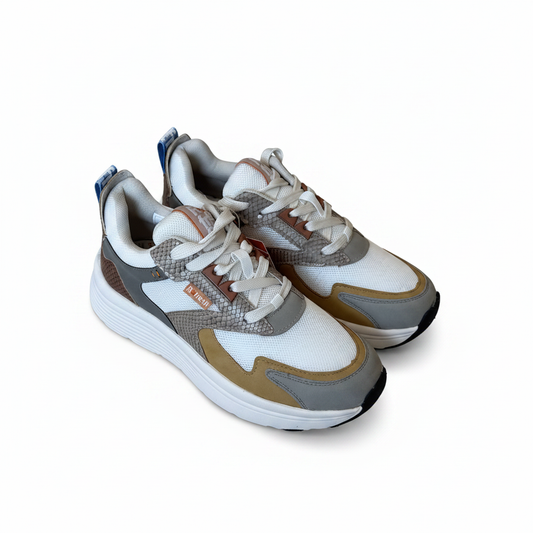 Sneakers coppia sfondo bianco