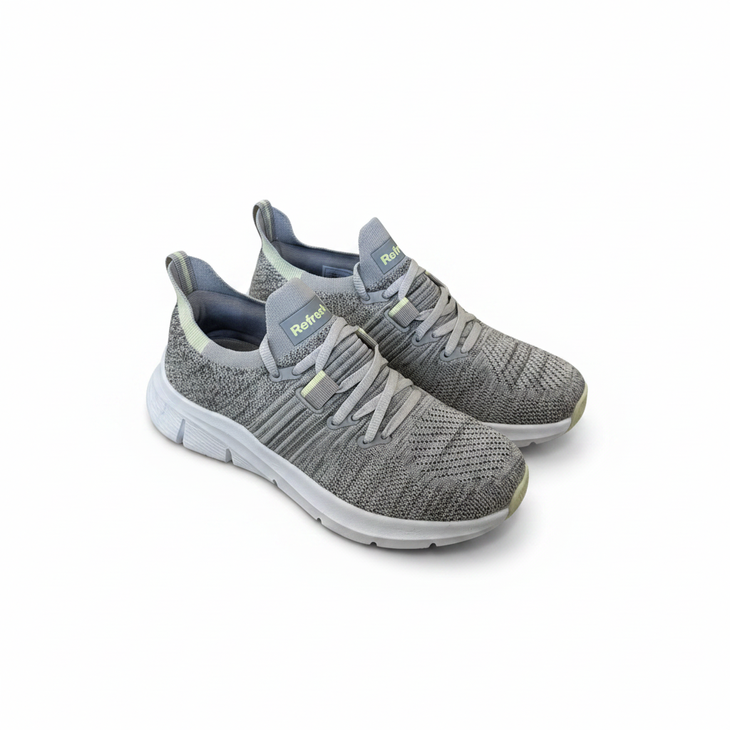 Sneakers grigie coppia sfondo bianco